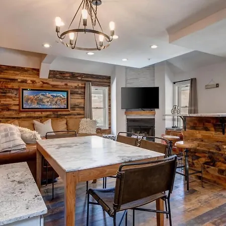 Lovely 4Br Condo Heart Of Town Walk To Ski Lift